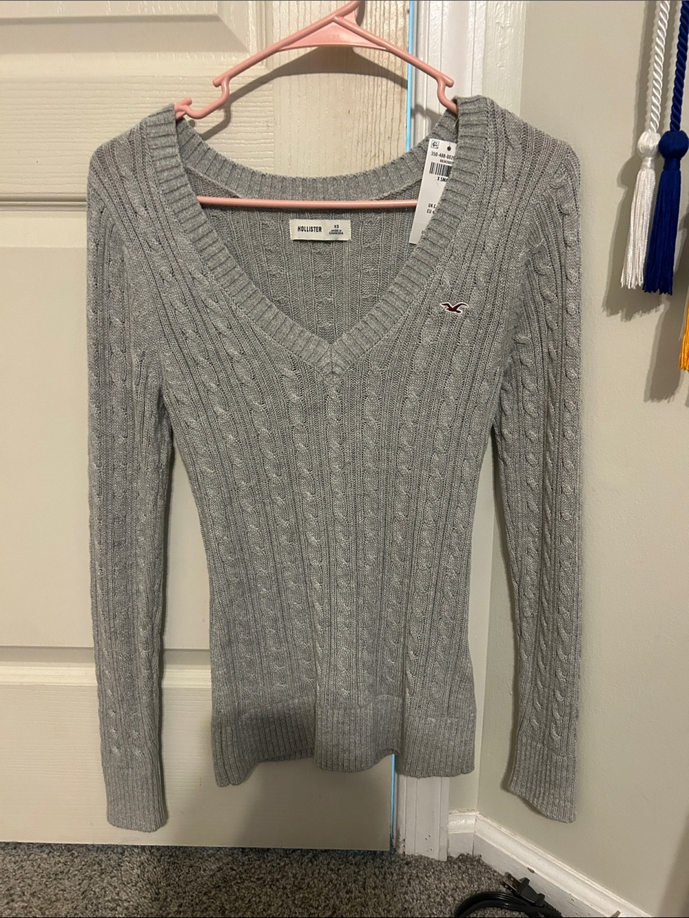 Hollister Women's Light Gray Cable Knit V-Neck Sweater